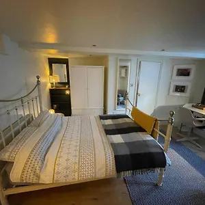 Cute Basement Studio , London United Kingdom